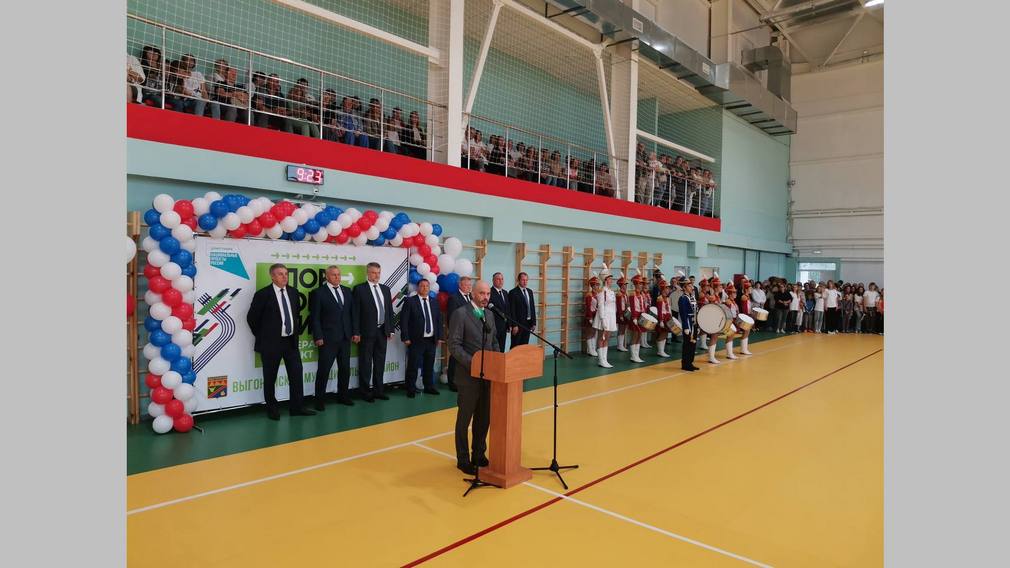 Губернатор Брянской области и первый замминистра спорта РФ открыли ФОК в Выгоничах