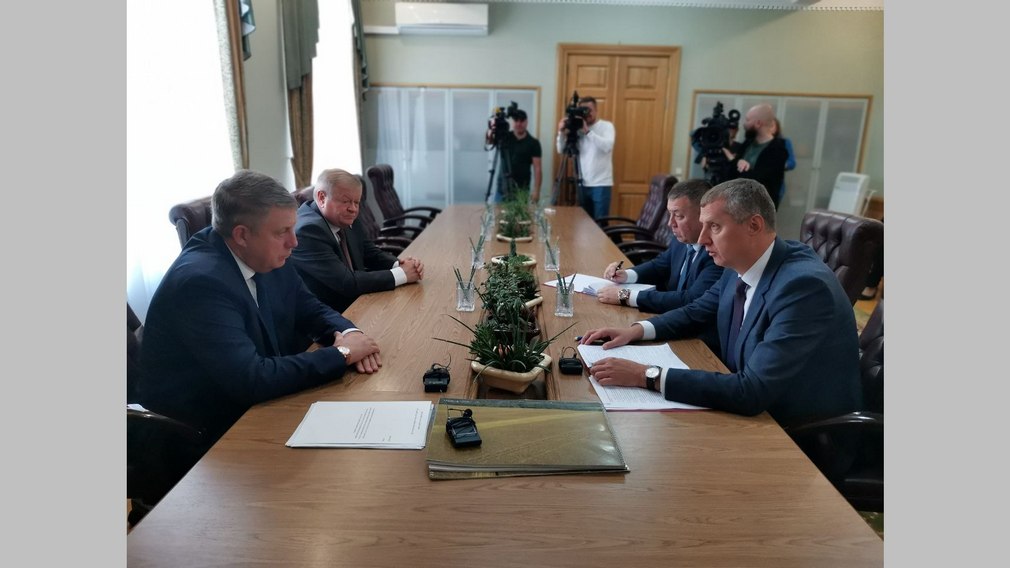Губернатор Богомаз встретился с чрезвычайным и полномочным послом Республики Беларусь в РФ