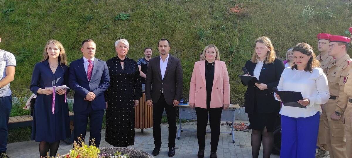 В брянской школе №72 открыли «Аллею Героев» (6+)