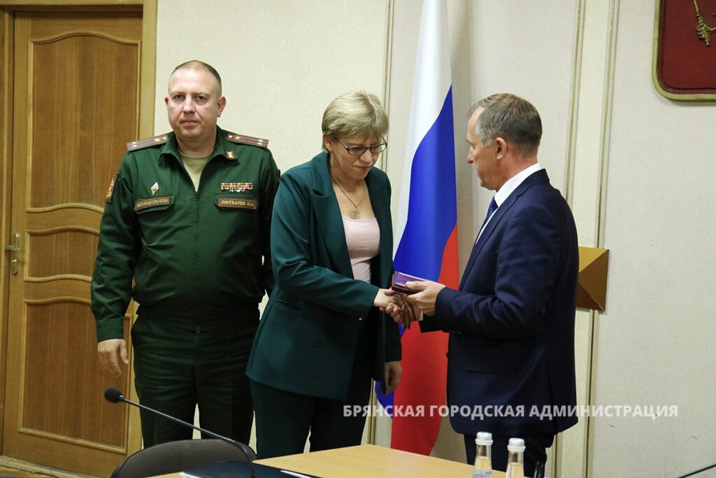 В Брянске вручили орден Мужества родным погибшего в СВО Григория Надыко