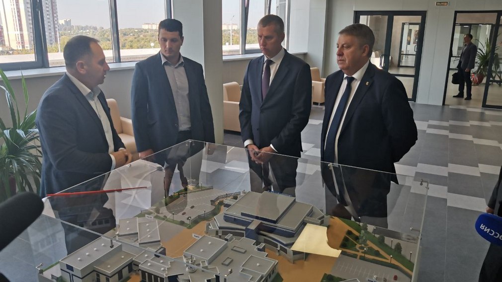 Во Дворце единоборств побывали Губернатор Александр Богомаз и Дмитрий Крутой