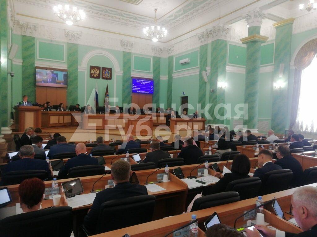 Дополнительные меры поддержки участников СВО поддержали брянские депутаты