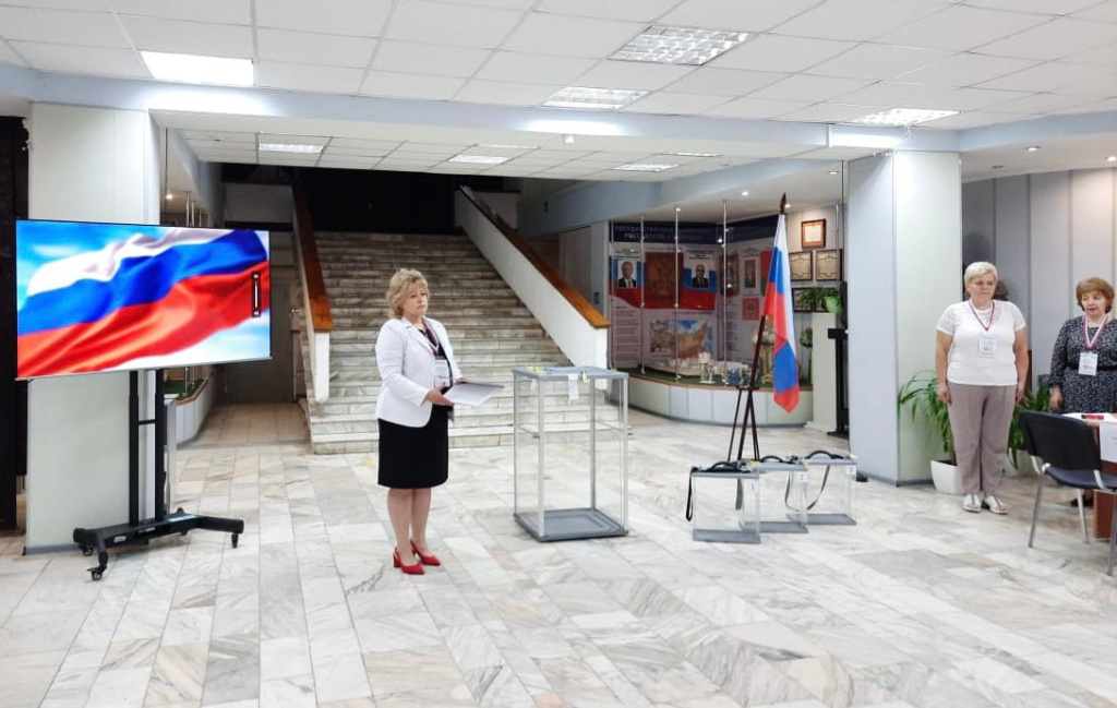 В Брянске активно проходит голосование на экстерриториальном участке в Краеведческом музее