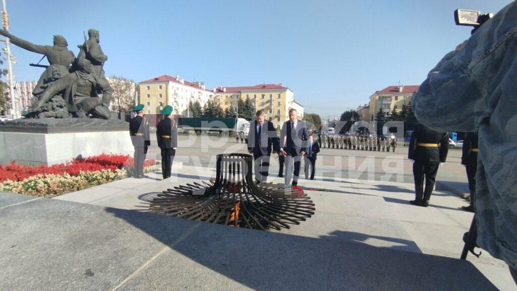 Посол Республики Беларусь возложил цветы к вечному огню в Брянске