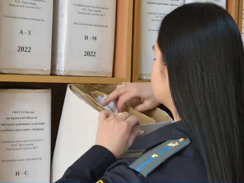 Погарские судебные приставы проводят акцию по вопросам защиты прав граждан от недобросовестных долговымогателей