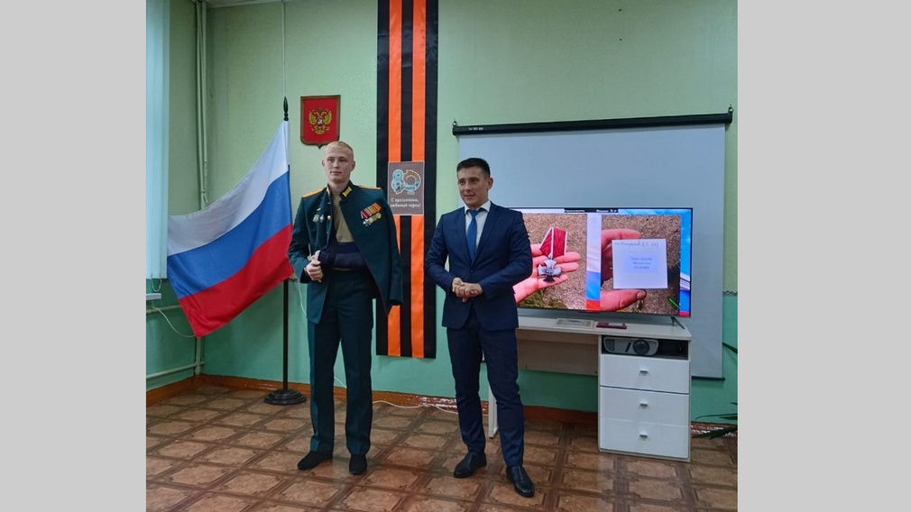 Воину из Брянска Дмитрию Митракову вручили юбилейную медаль