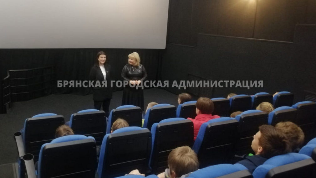 День отца в Брянске отметили в кинотеатре «Салют» (6+)