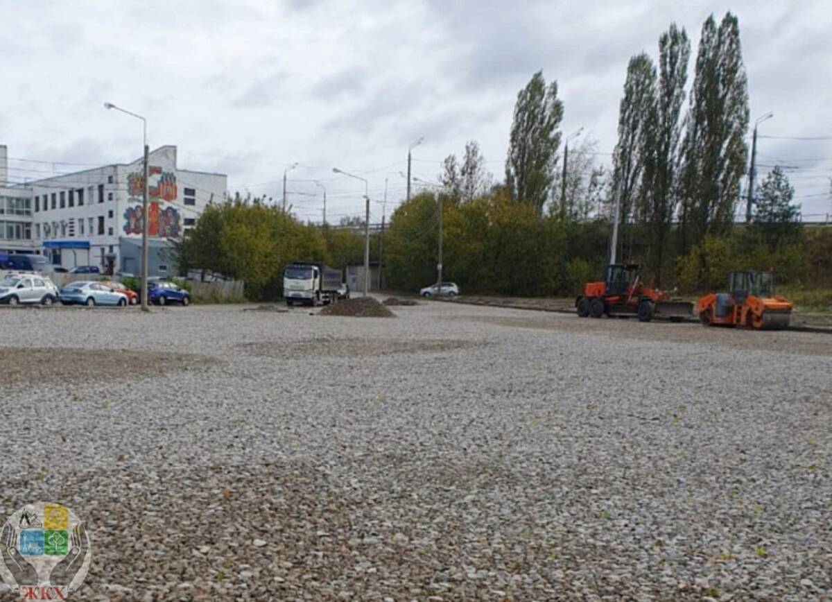 Новую парковку продолжают строить возле железнодорожного вокзала Брянск I