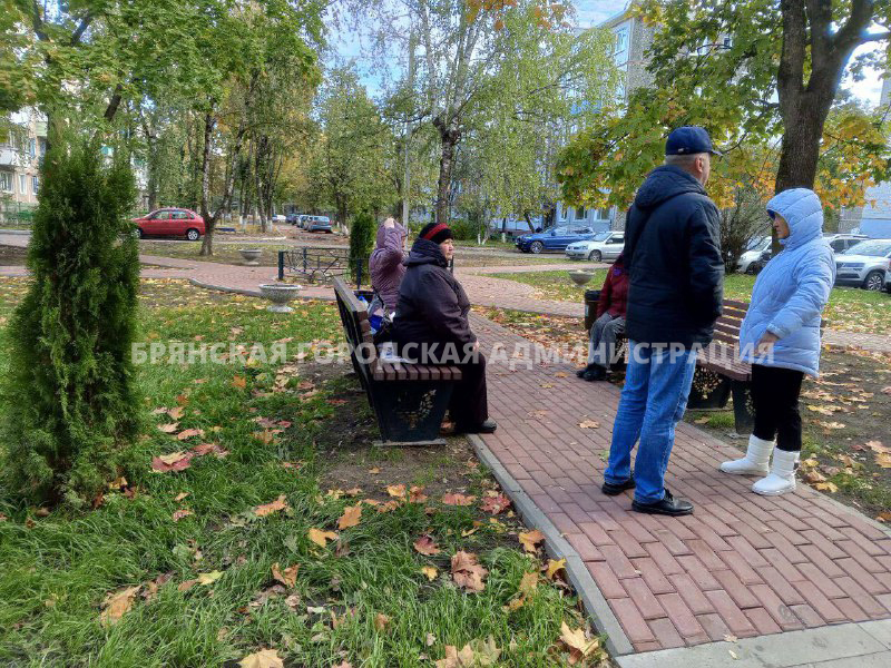 В рамках программы «Формирование комфортной городской среды» в брянской Бежице отремонтировали двор по улице Орловской