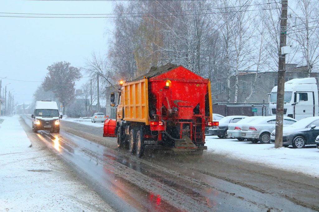 В Брянске посыпают дороги пескосоляной смесью