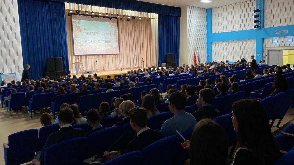 В Брянске проходит литературный вечер «Отцы и наставники» (12+)