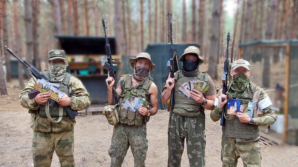 Бойцам в зону СВО передали открытки художников-участников проекта «Брянск – глазами людей»