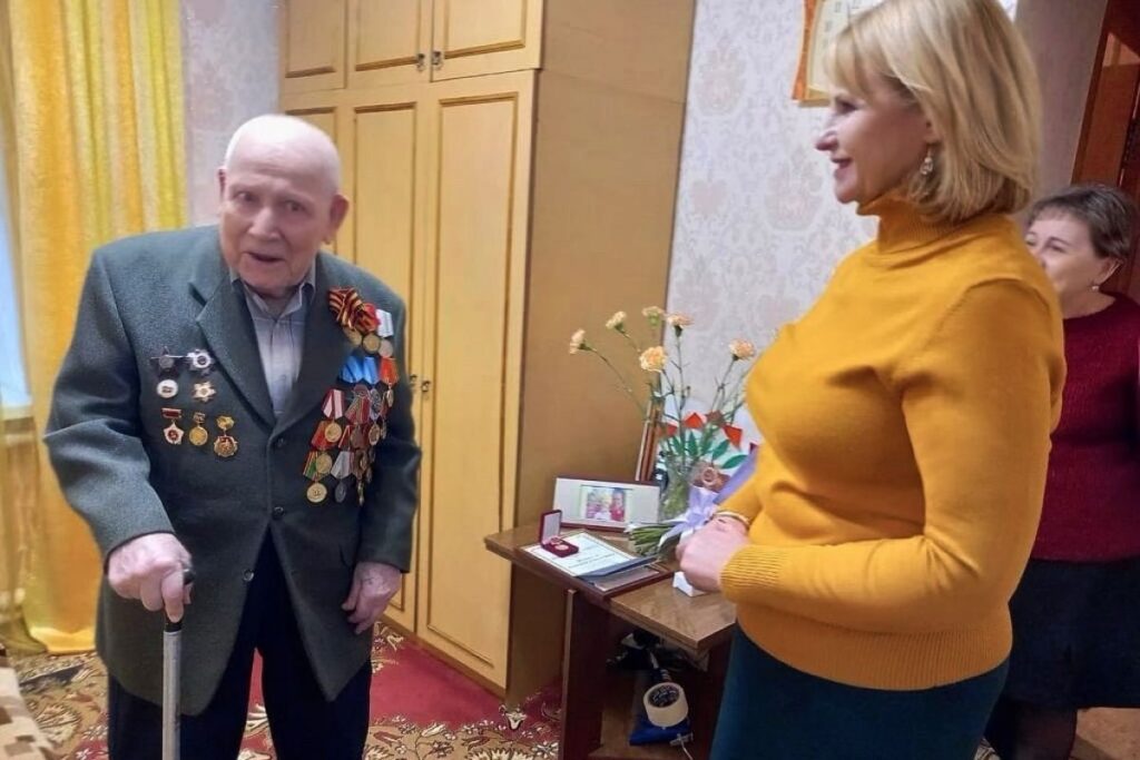 В Брянске поздравили А. А. Мельникова с 98-летием и вручила Почетную грамоту Брянской областной Думы