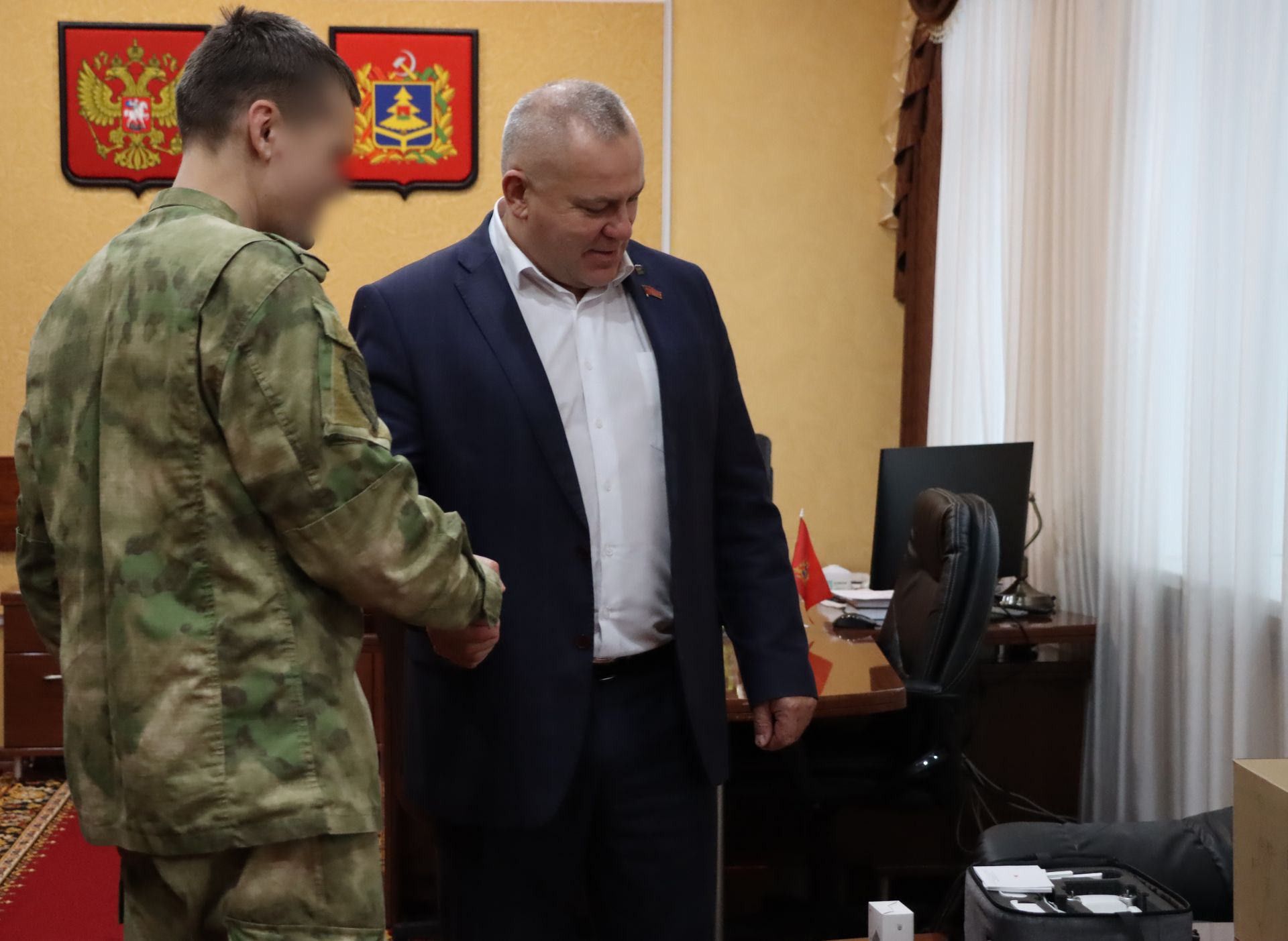 Председатель Брянской областной Думы Валентин Суббот передал спецоборудование росгвардейцам