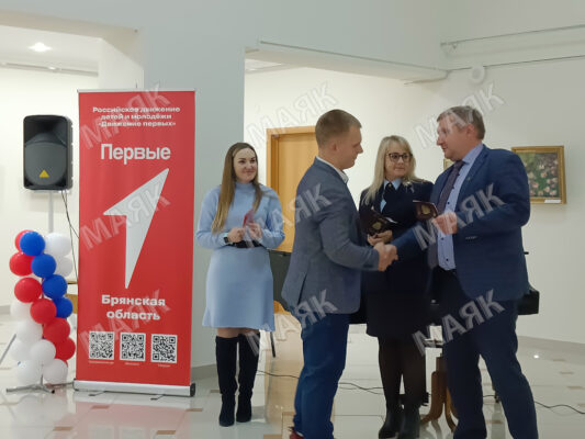 Паспорта гражданина РФ вручили новозыбковским активистам «Движения Первых»