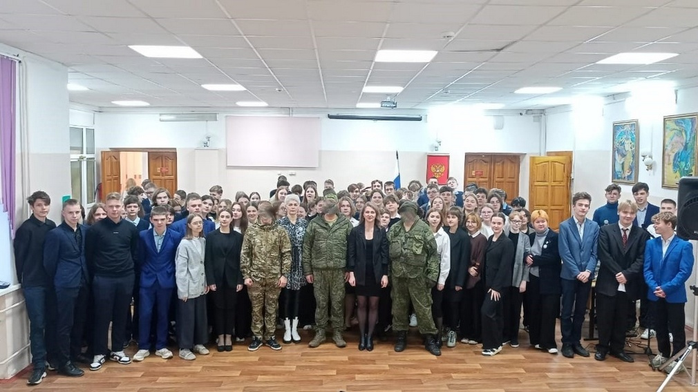 Ветераны СВО провели «Урок мужества» в брянской школе №4