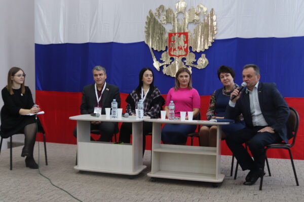 В Трубчевске стартовал Межрайонный образовательный молодежный форум «Мы – едины!» (14+)