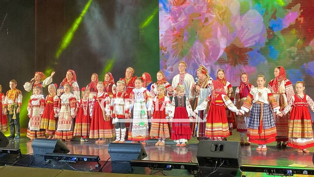 В Брянске проходит концерт ко  Дню матери