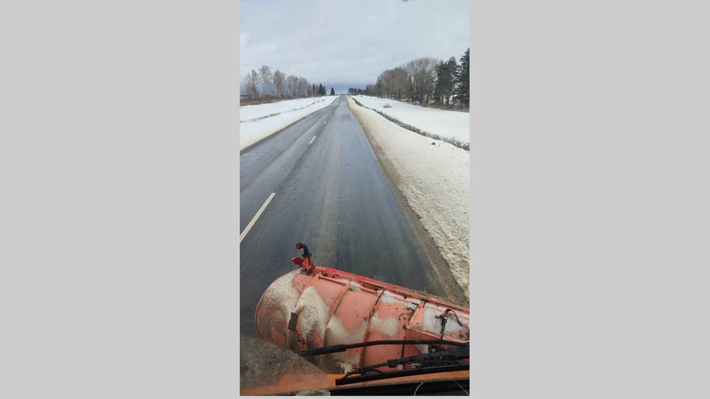 В Брянской области ведется очистка и обработка автодорог