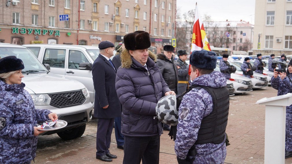 В Брянске подразделениям Росгвардии вручили автомобили и спецтехнику