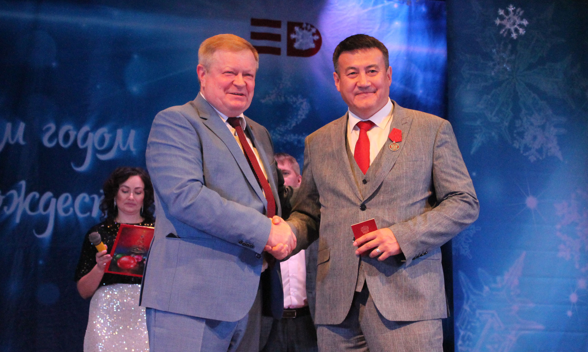 Работников АО «Карачевский завод «Электродеталь» наградили грамотами