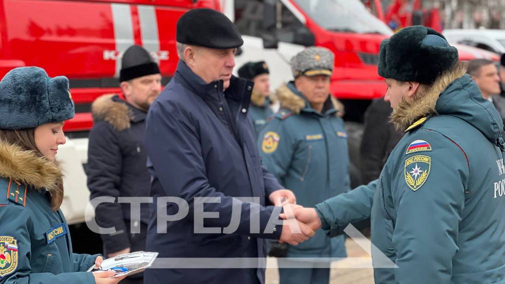 В Брянске пожарно-спасательным подразделениям вручили ключи от новой техники
