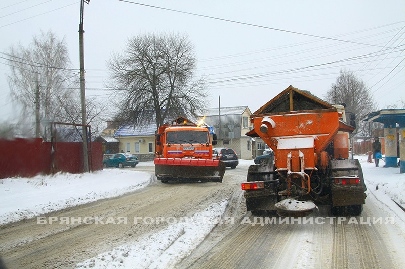 В Брянске в первый день зимы со снегом борются 65 единиц техники