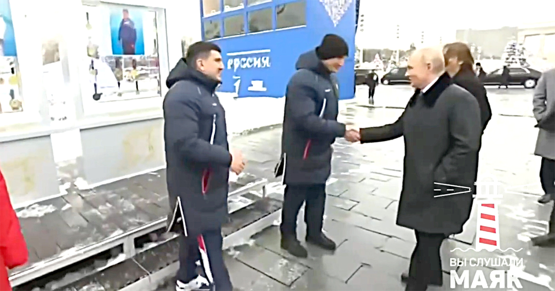 Владимир Путин приветствовал на  ВДНХ брянского самбиста Артема Осипенко
