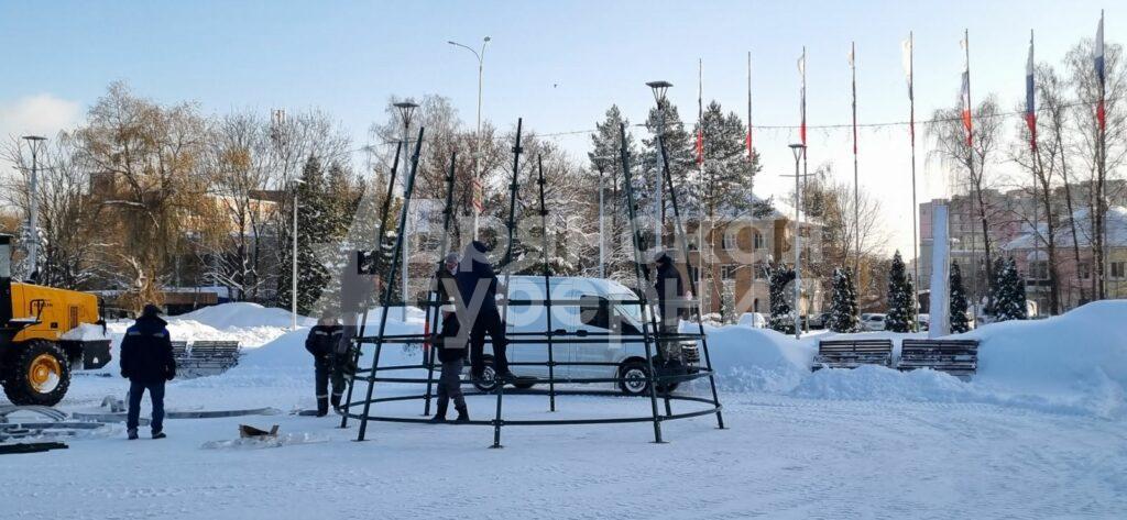 Площадь Воинской славы в Брянске украсит 14-метровая искусственная новогодняя ель