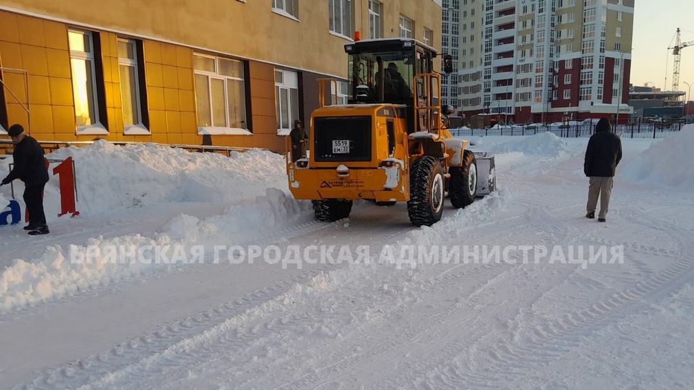 Ночью улицы Брянска расчищали 20 КДМ, 8 погрузчиков и 6 тракторов