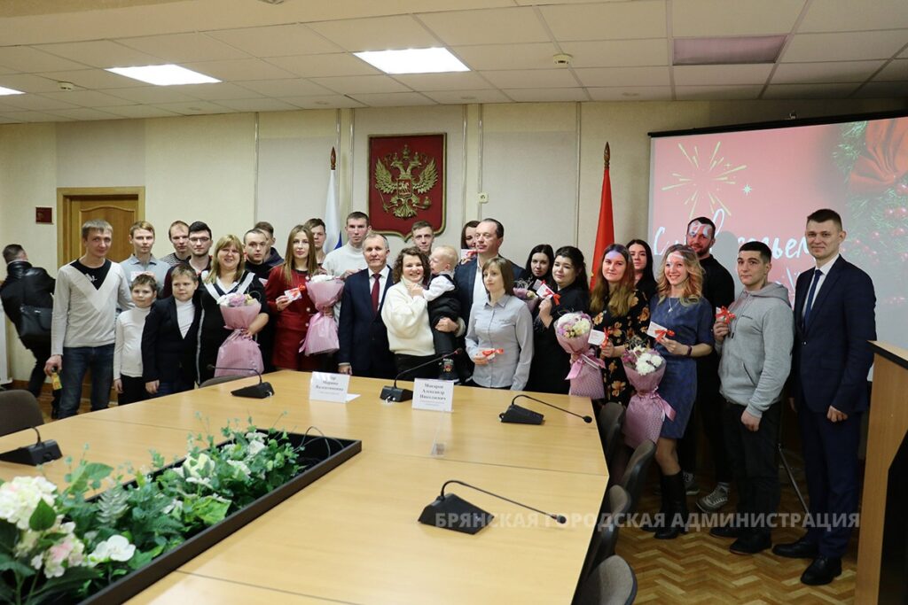 В Брянске дети-сироты получили новые квартиры