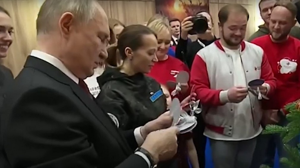 Президент Путин принял участие в благотворительной акции «Елка желаний» (6+)