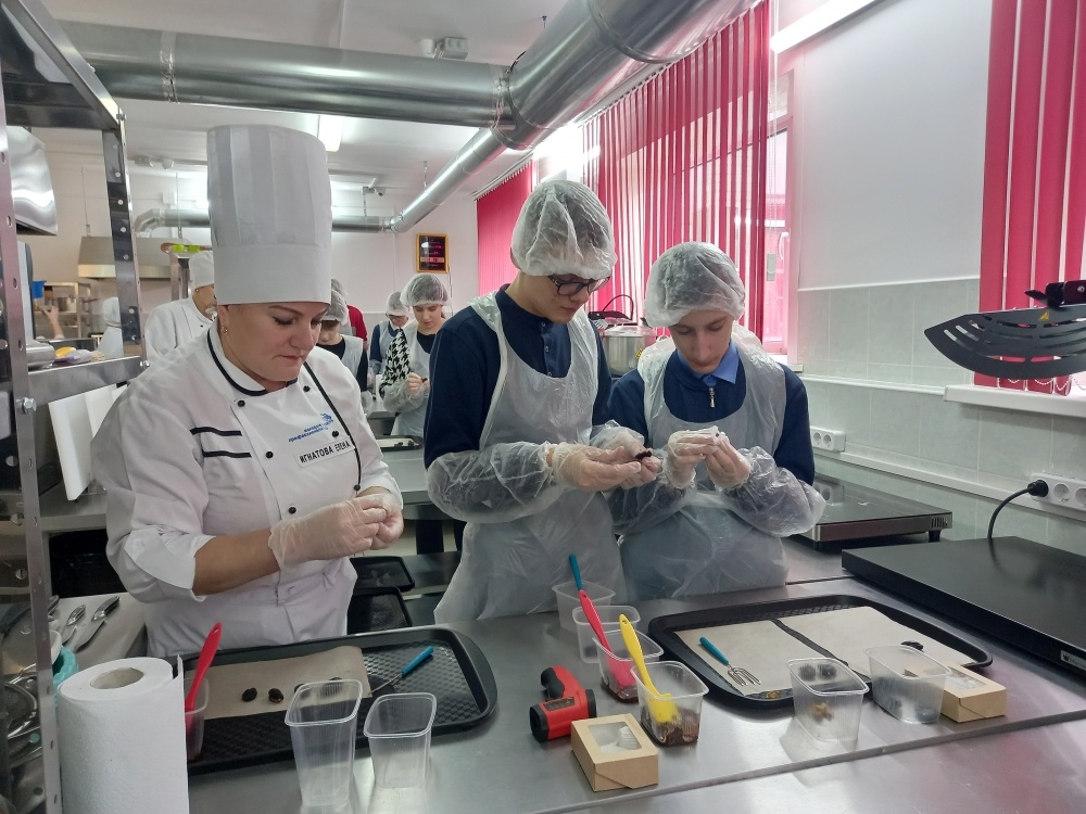 Брянские школьники попробовали себя в более 100 профессиях