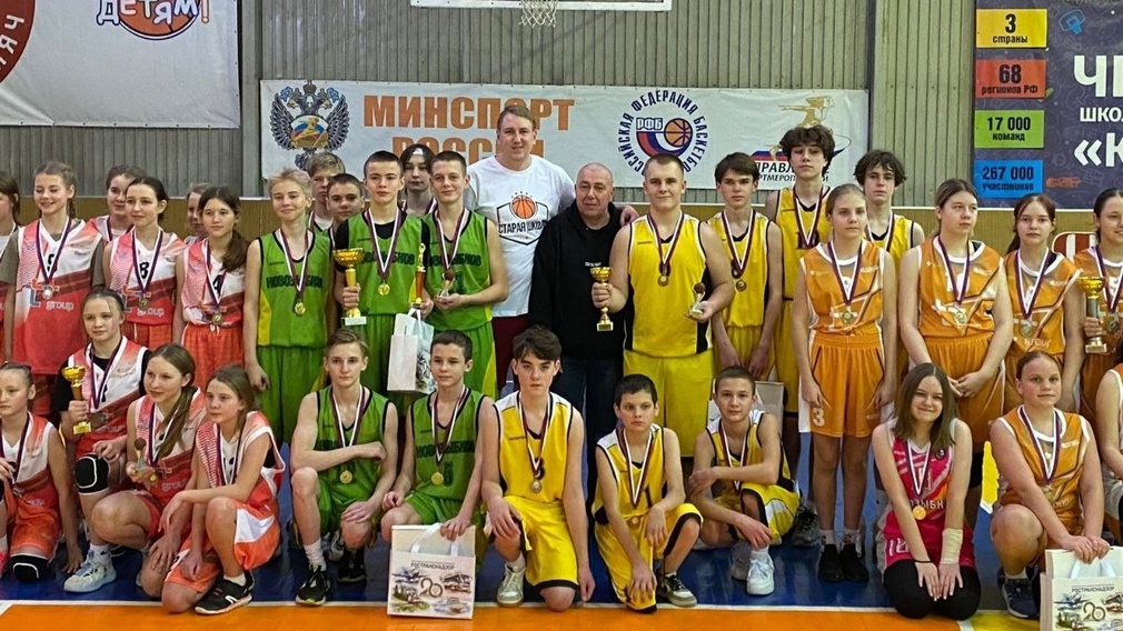 В Новозыбкове прошел Рождественский турнир по баскетболу (12+)