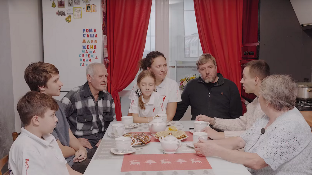 Талисман, созданный для бойцов СВО, подарила Президенту брянская семья Антоновых