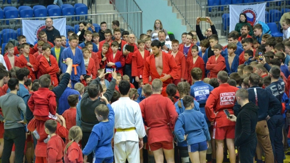 Мастер-класс для молодых самбистов провел чемпион мира Артем Осипенко