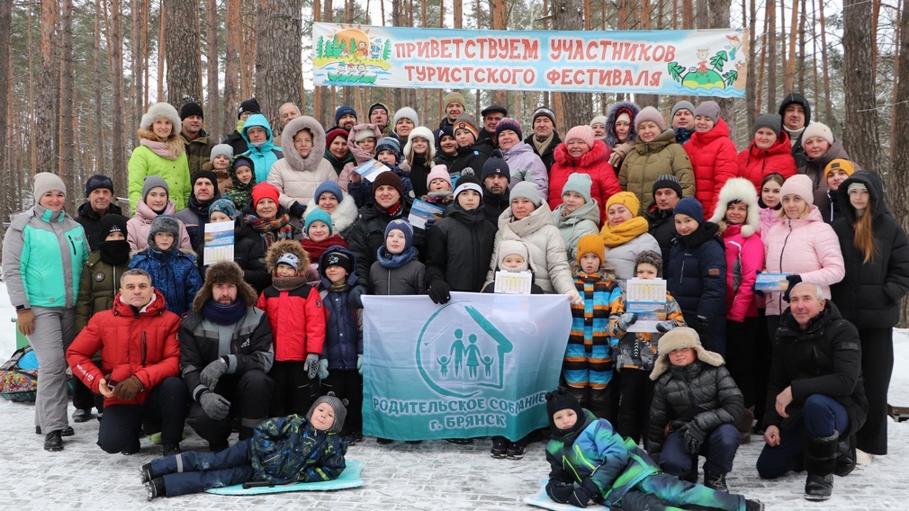 Новогодний семейный фестиваль «Рука об руку» прошел в брянской «Искорке» (6+)