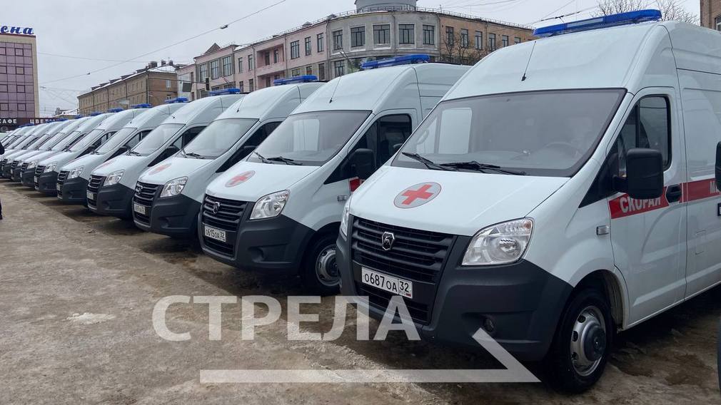 Ключи от автомобилей скорой помощи вручили в Брянске учреждениям здравоохранения