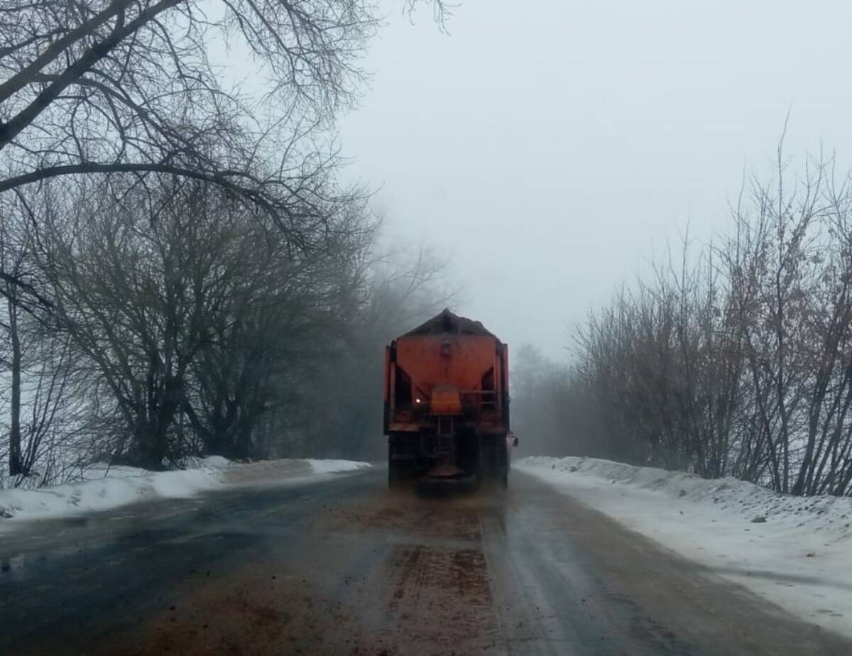 Две тысячи километров автодорог обработали от гололеда на Брянщине
