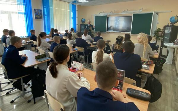 О службе Родине рассказал брянским школьникам ветеран ФСБ