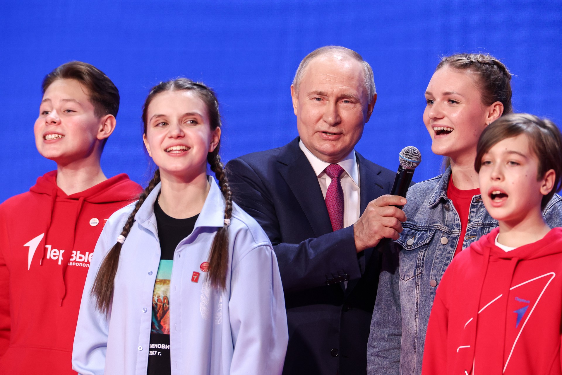 Н.В.Сидоренко, депутат Погарского районного Совета народных депутатов: «Уверена, что благодаря политическому курсу Президента вся страна может развиваться во благо Родины».