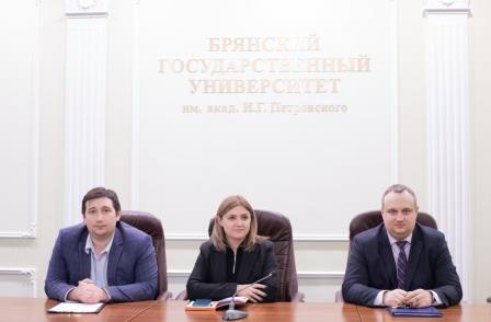 В Брянске состоялся «Открытый диалог» с начальником управления молодёжной политики и общественных проектов Екатериной Щербой