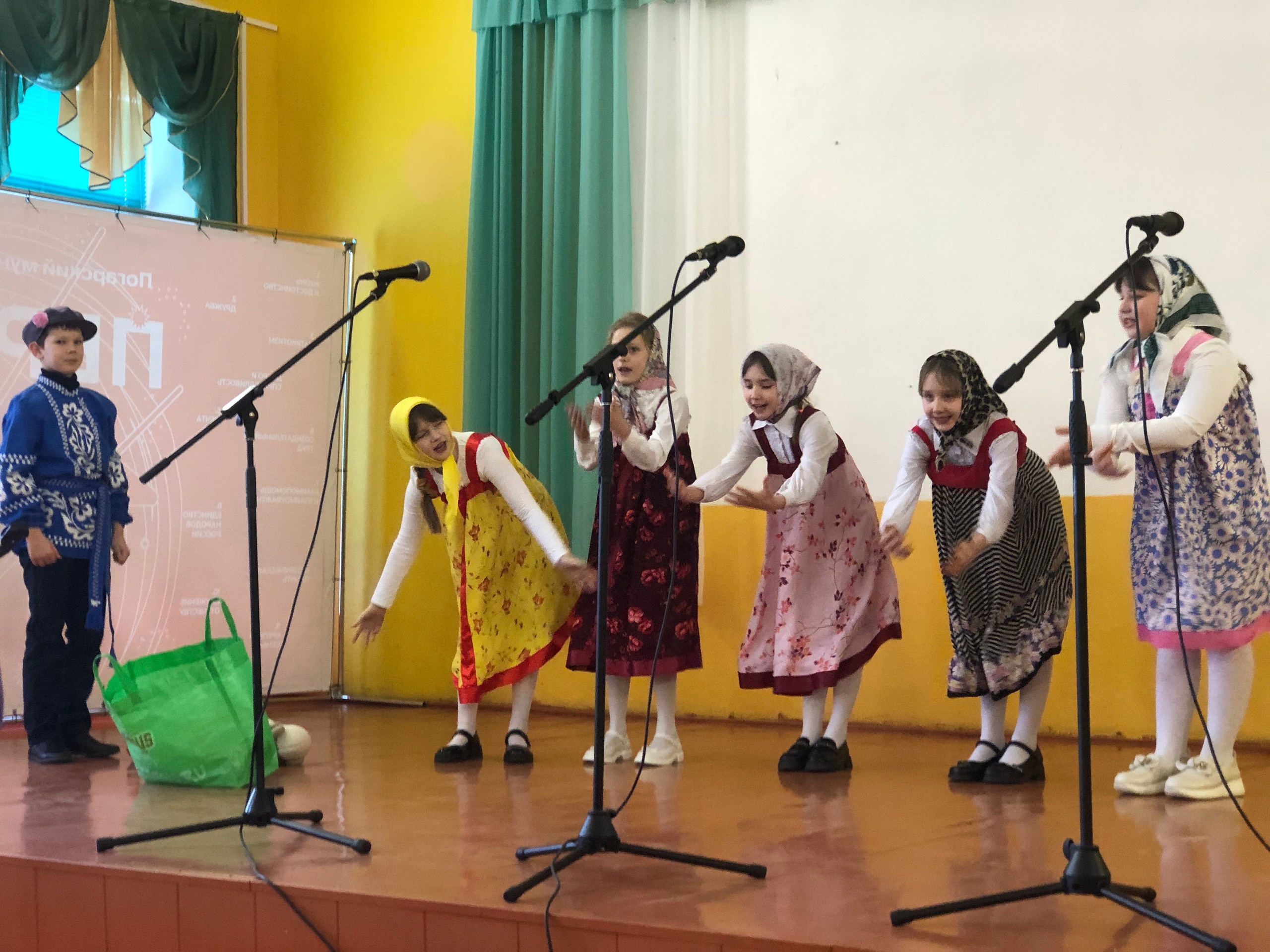 В Погаре прошёл фестиваль фольклорных коллективов «Весёлый карагод»