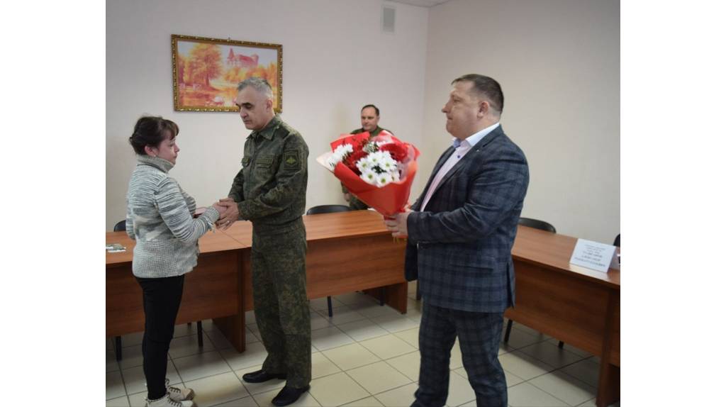 Матерям погибших героев СВО в Выгоничах передали Ордена Мужества
