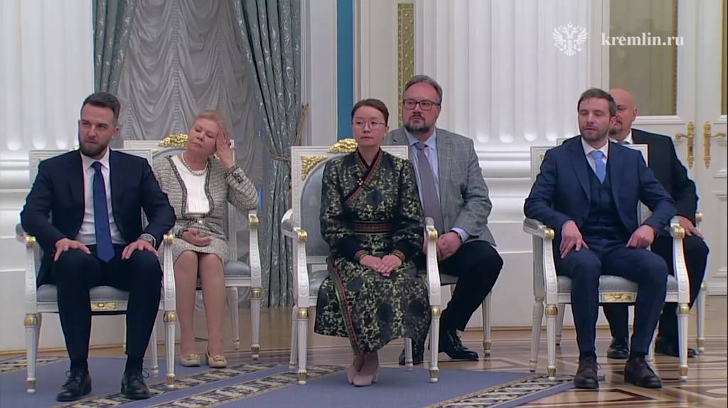 Картину, посвященную детям Донбасса, подарил Президенту брянский художник