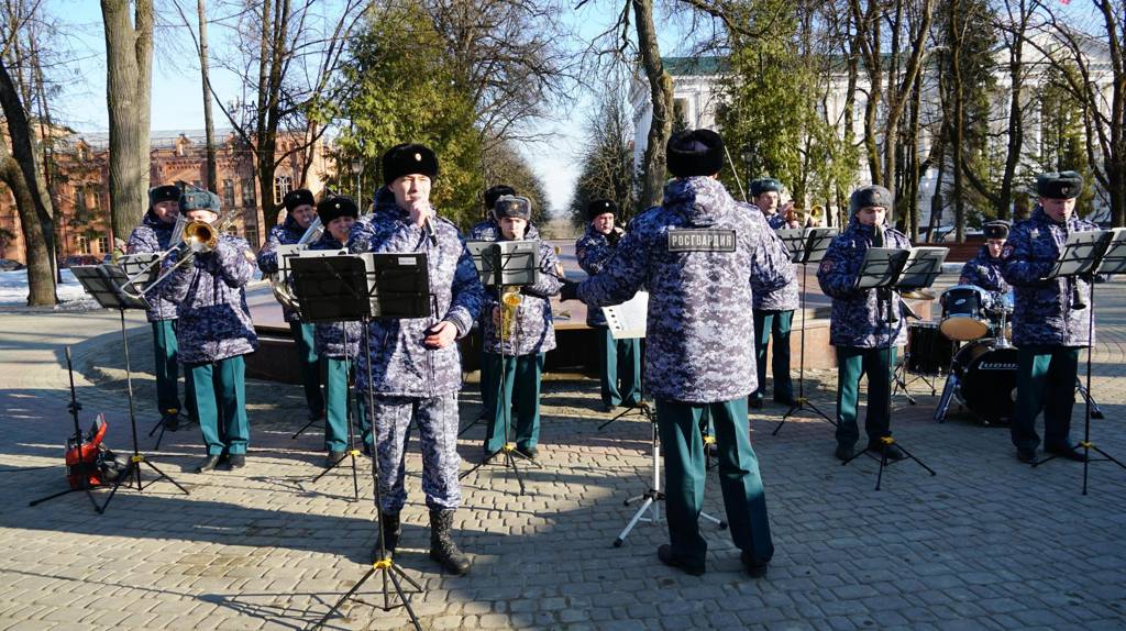 Оркестр Росгвардии дал концерт для брянских женщин
