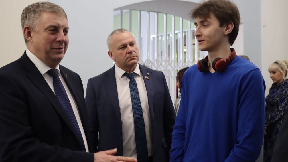 На показе новаторского спектакля «На стриме» в Брянске присутствовали руководители региона (16+)