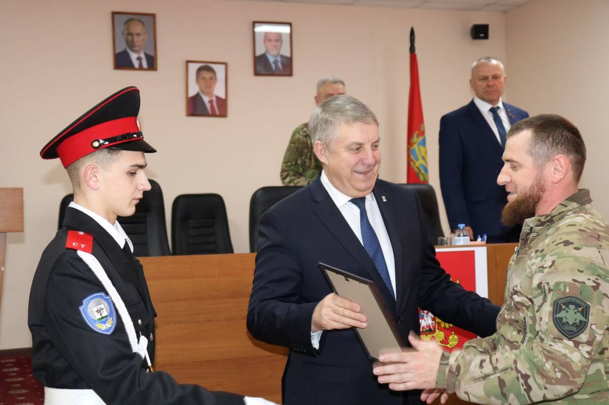 Военнослужащих полка «Ахмат-Россия» наградил брянский губернатор Александр Богомаз
