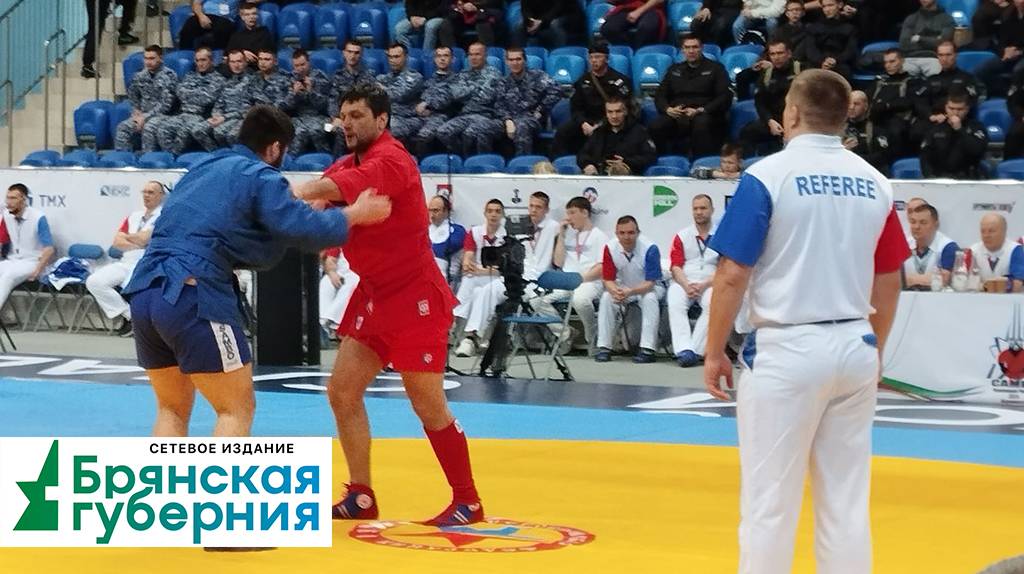 В первом поединке в рамках Чемпионата России по самбо победу одержал Артем Осипенко