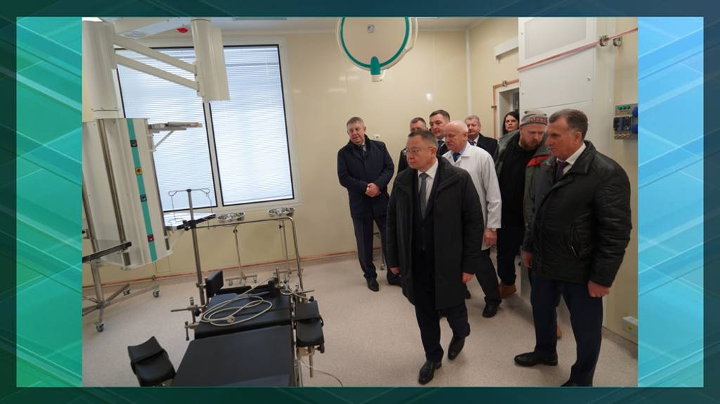 Новый хирургический корпус Брянской областной детской больницы посетил министр строительства и ЖКХ